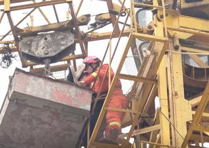 生死急救 塔吊工人20多米高空突發(fā)疾病昏厥,隨州消防徒手攀塔救援